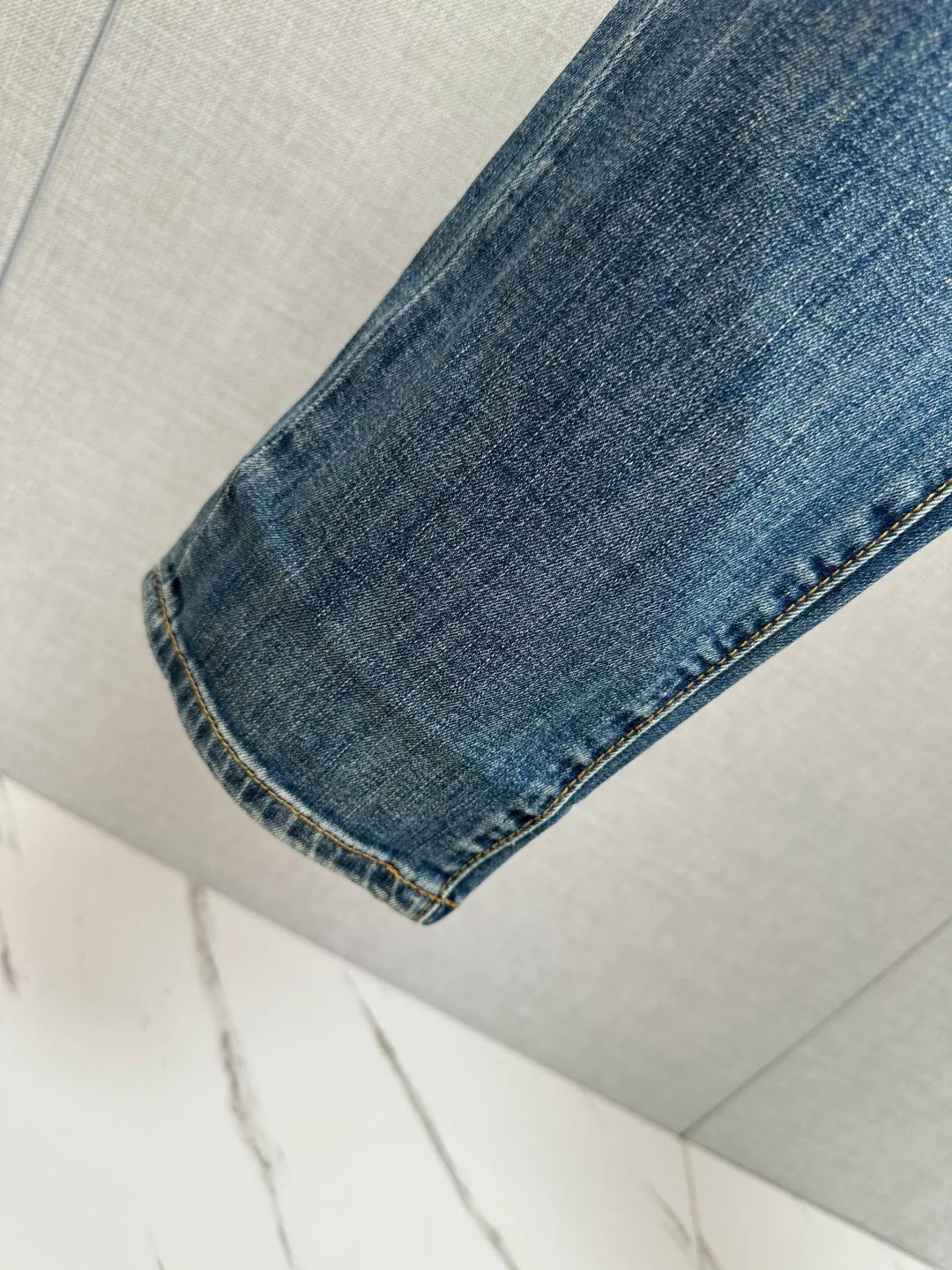 Available at the official website counter at the same time, the Original is a very stylish pair of jeans, with customized original washed denim fabric, unique design, top-notch printing technology letter pattern logo, original hardware accessories decoration, an extremely outstanding pair of jeans, the materials and craftsmanship are extremely luxurious and exquisite, extremely high-grade, handsome and stylish upper body, recommended 👍, Sizes: 29-38